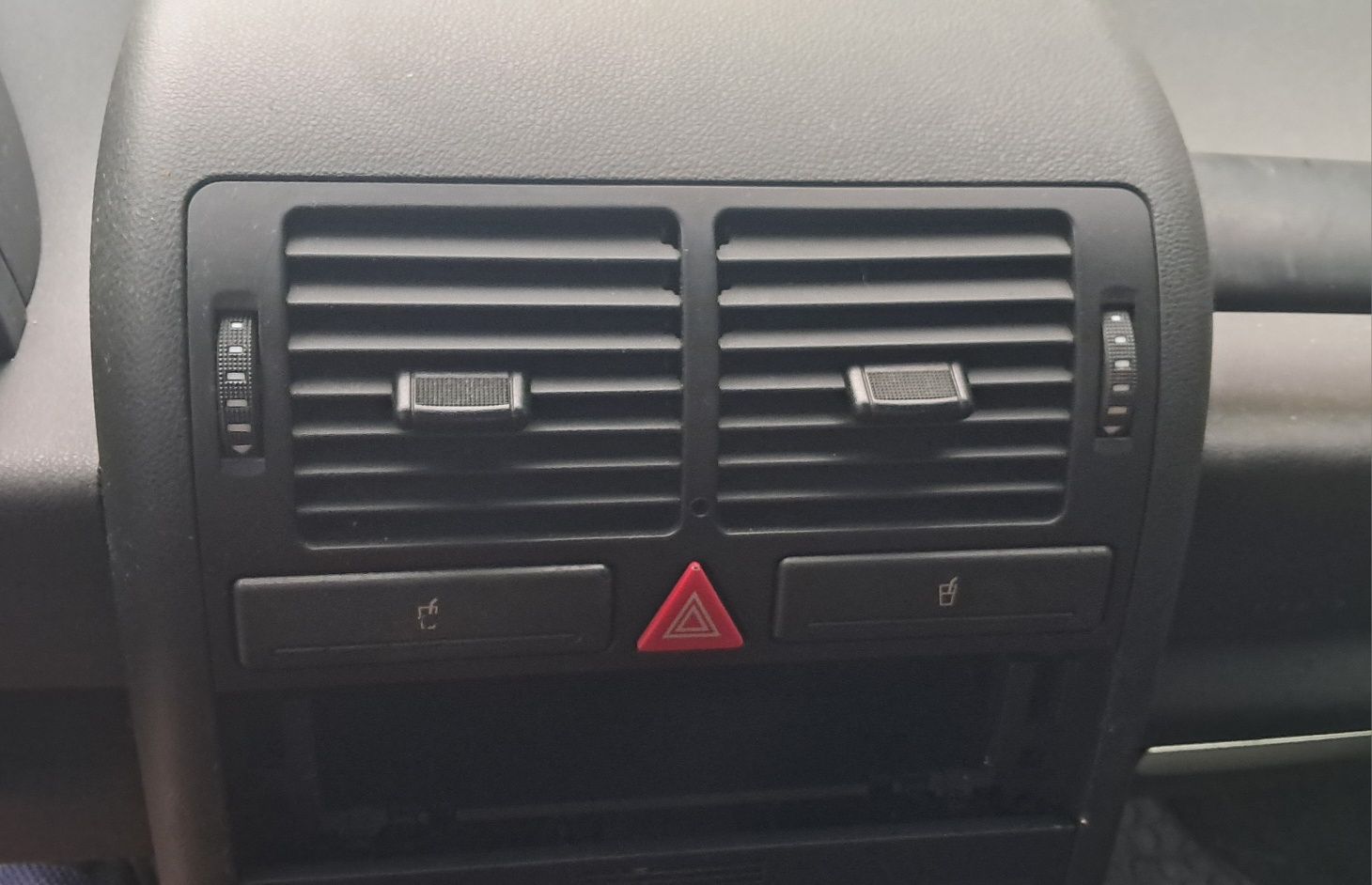 Kratka środkowa , uchwyt na kubek Audi A2