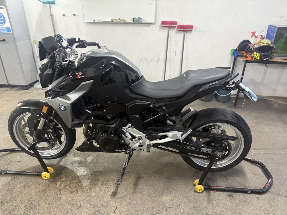 BMW F900R 2021, usada como nova