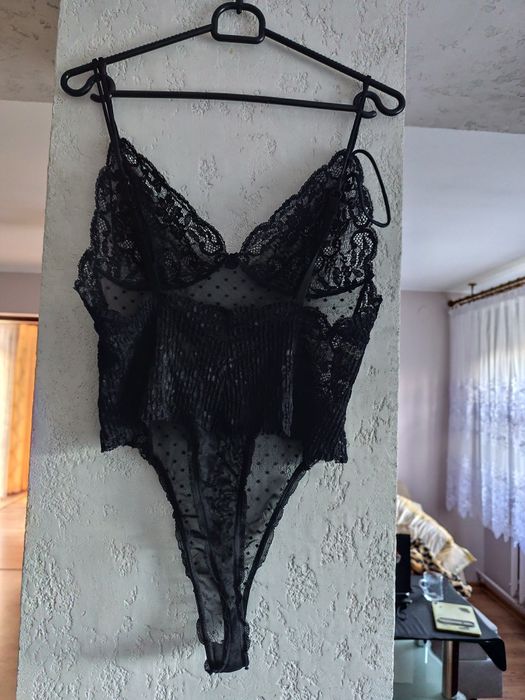 Prześwitujące body stringi siatkowo-koronkowe na regulowane ramiączka