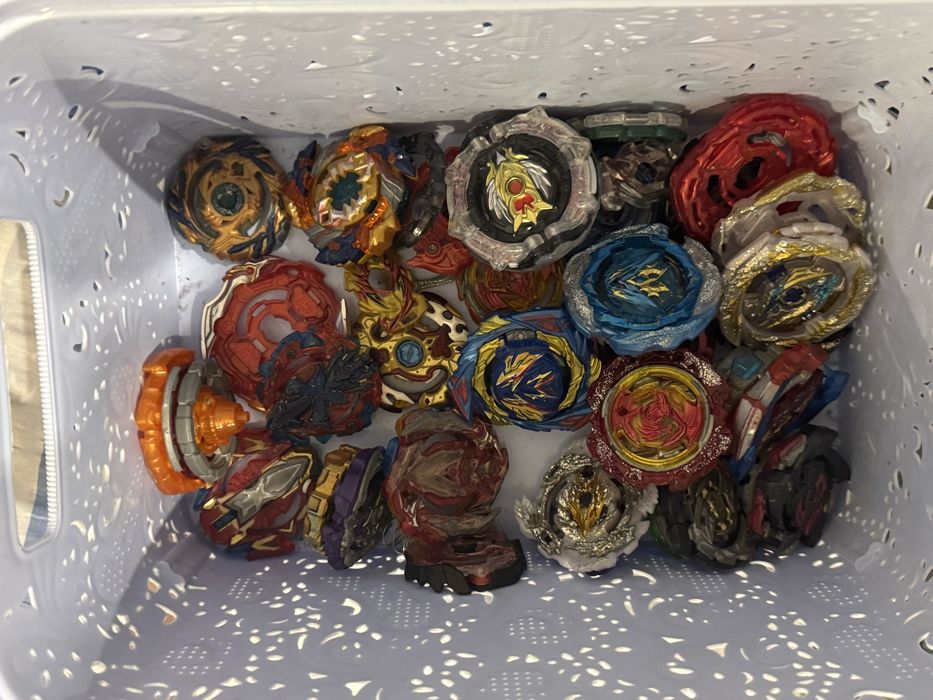 Контейнер з бейблейдами