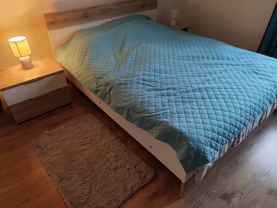 Łóżko i szafka nocna