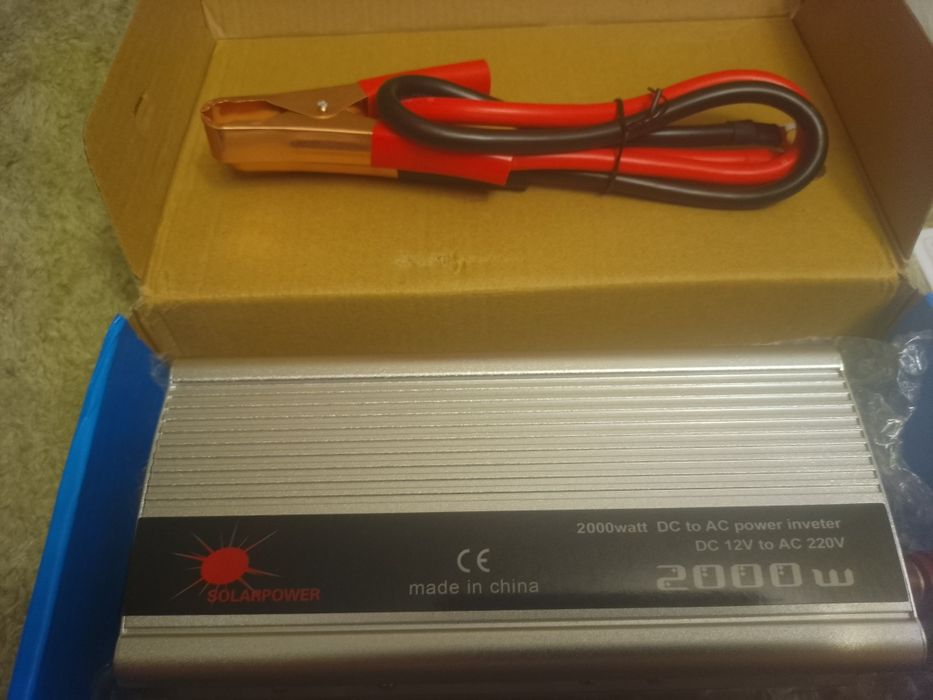 Автомобільний інвертор c 12V на 220V