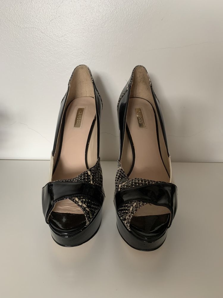 Sapatos de salto alto GUESS