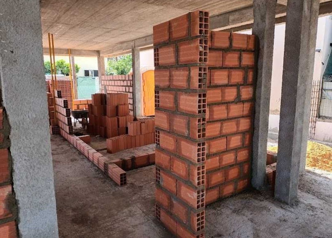 Fazemos varios serviços de construção e remodelação