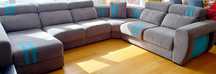 Sofá de canto com chaise-longue cinzento com risca azul