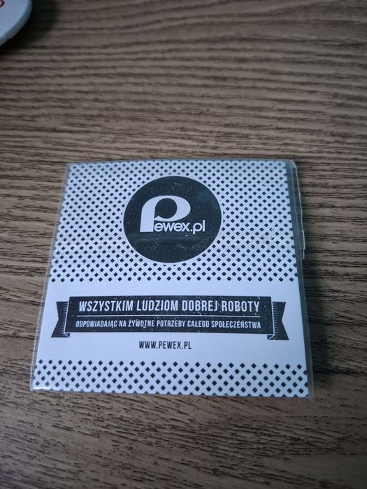 Okrągła przypinka Pewex kolorowy motyl