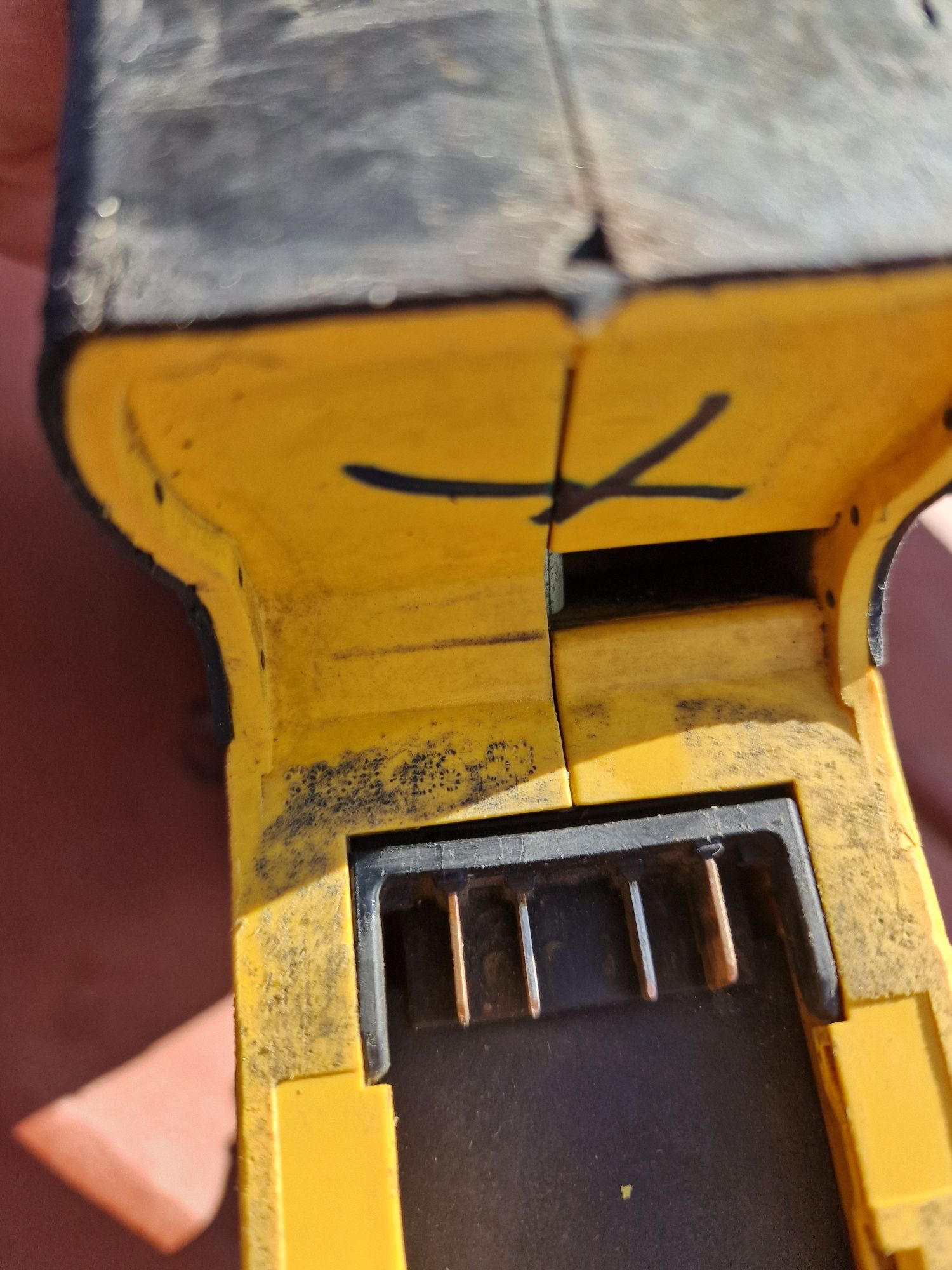Dewalt DCH253 młotowiertarka uszkodzona