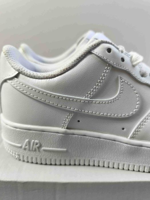 Damskie białe trampki Nike, rozmiar 39