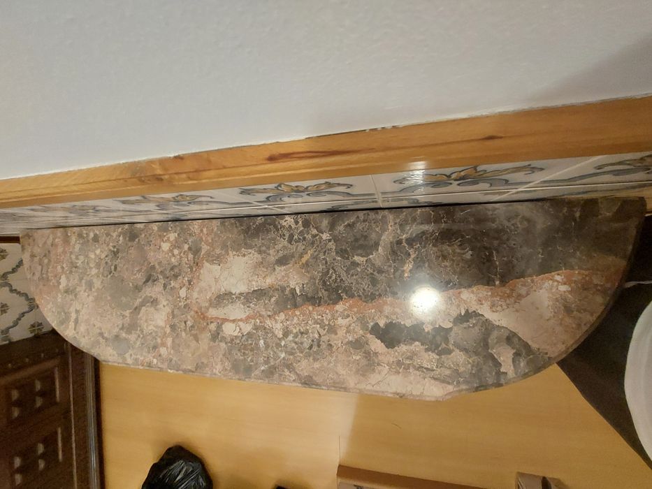 Consola com tampo em pedra