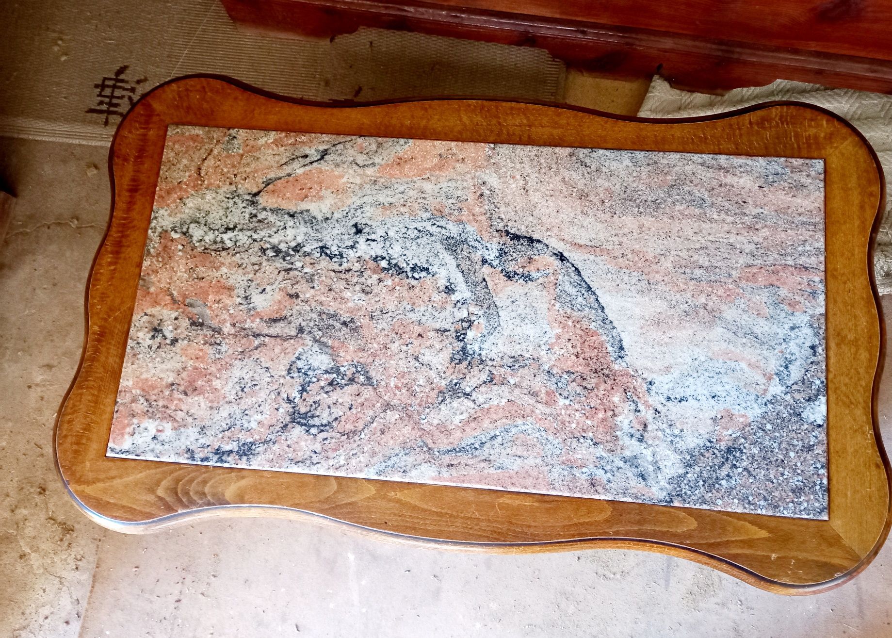 Mesa de centro com tampo de mármore