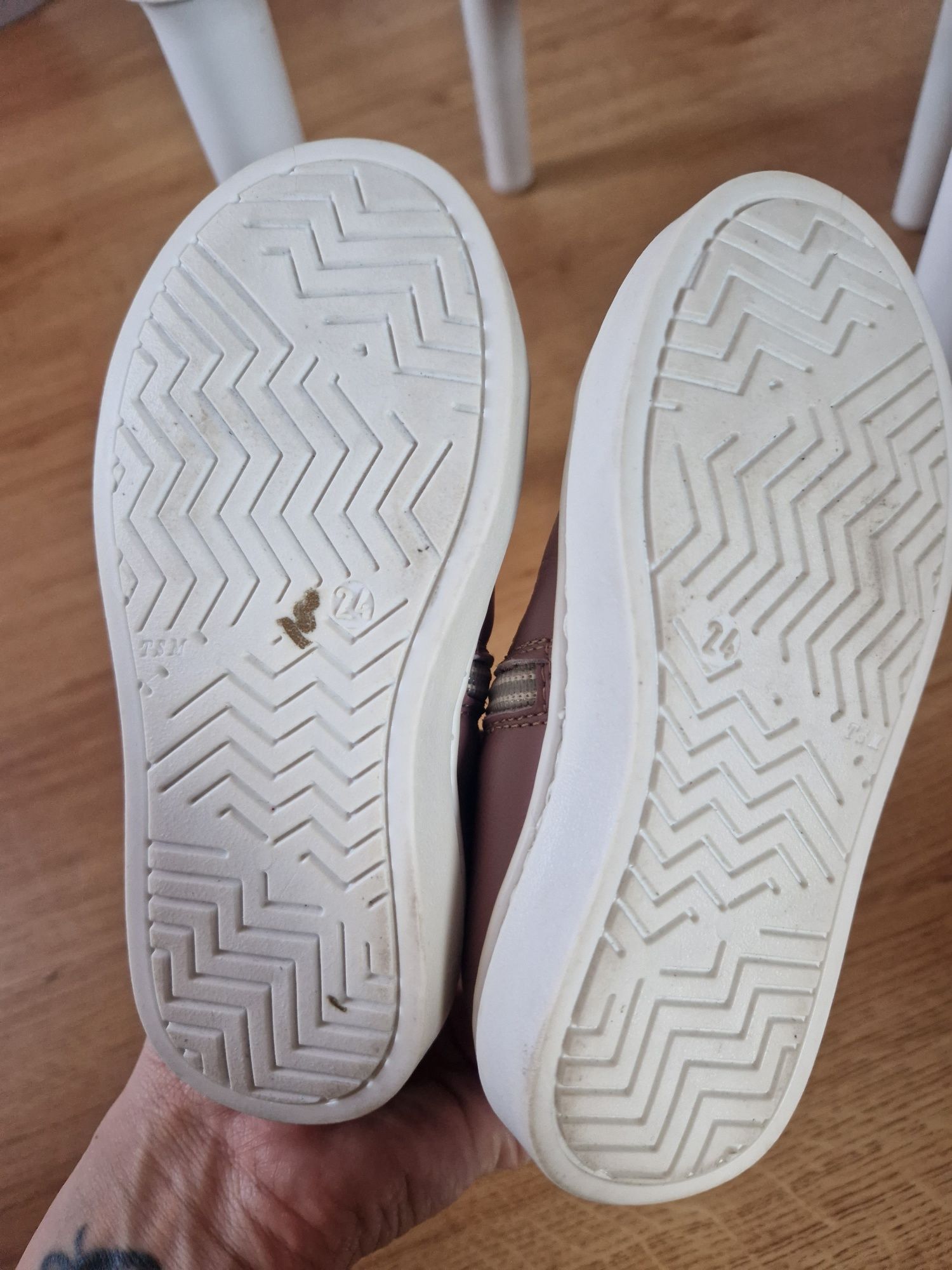 Buty dla dziewczynki r24