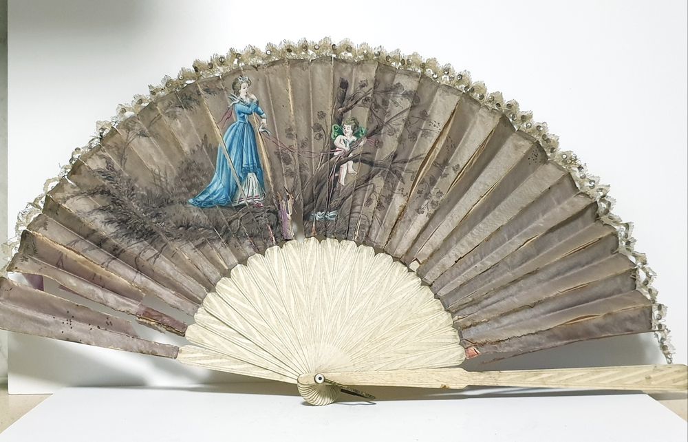 Para restauro: precioso antigo leque com motivo romântico