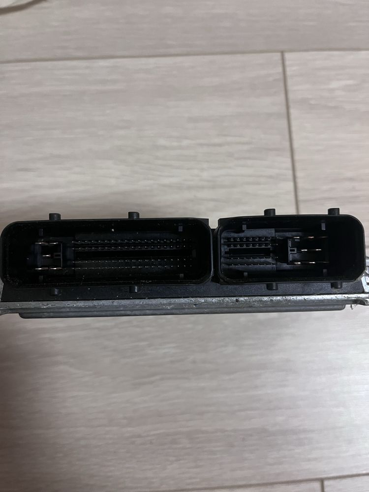 Блок управління двигуном эбу passat b5 06b906033t