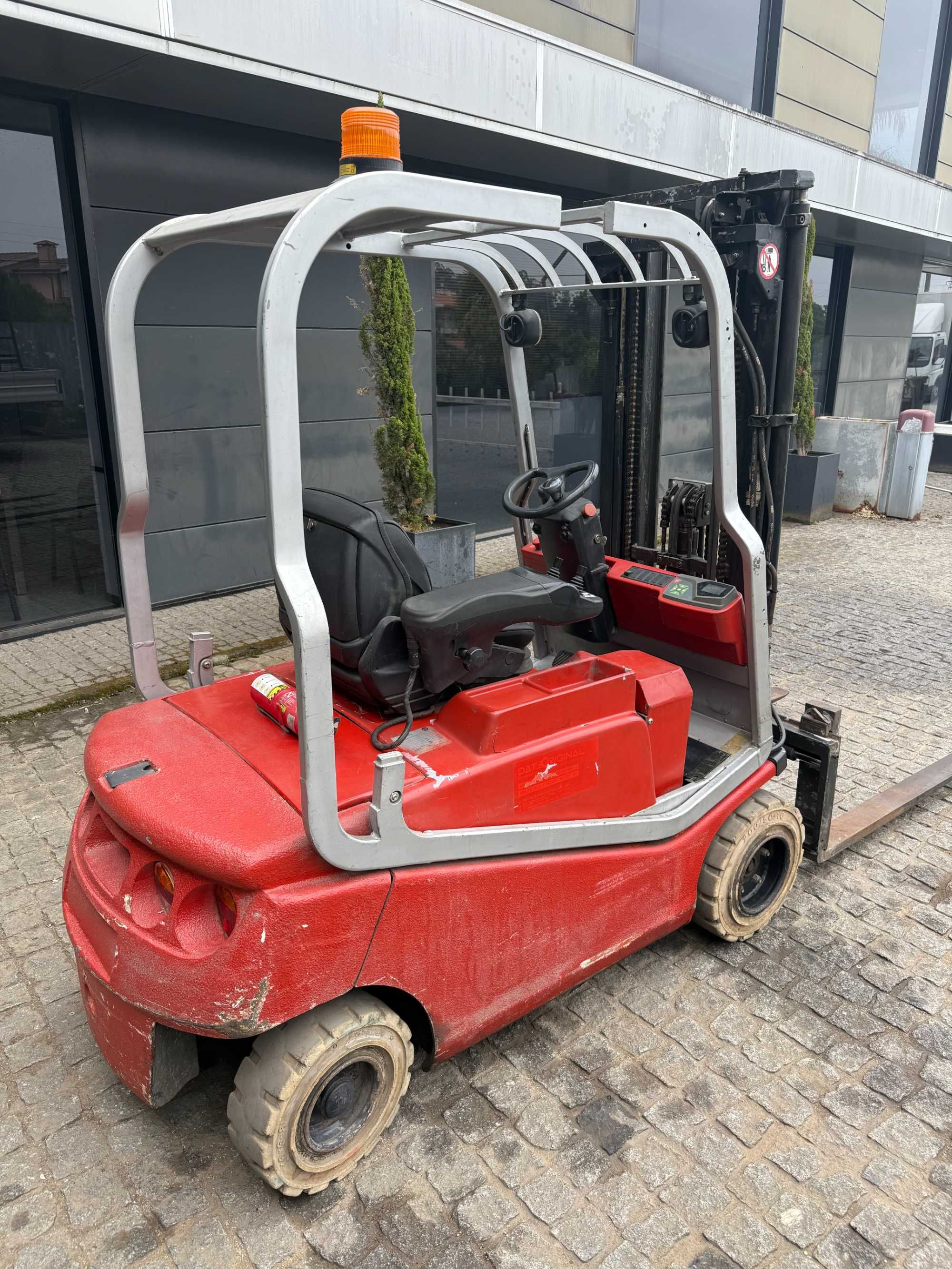 Empilhador elétrico BT