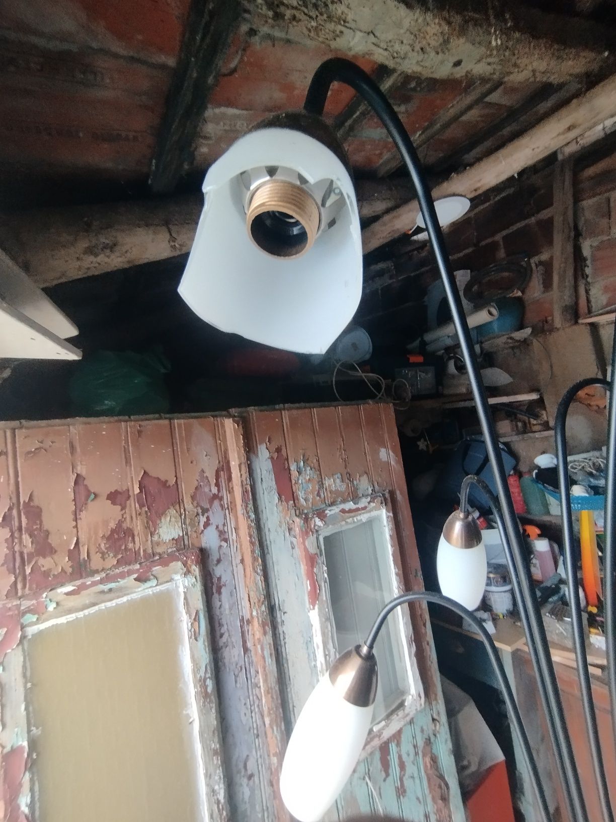 Candeeiro de pé em bom estado
