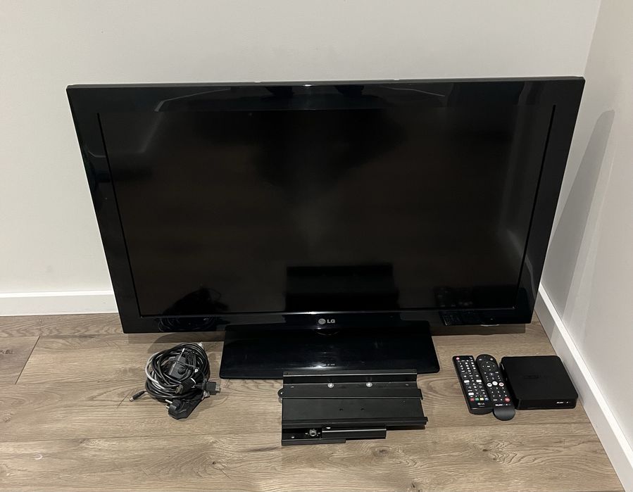 Telewizor 37 cali LG  Smart TV z uchwytem na ścianę