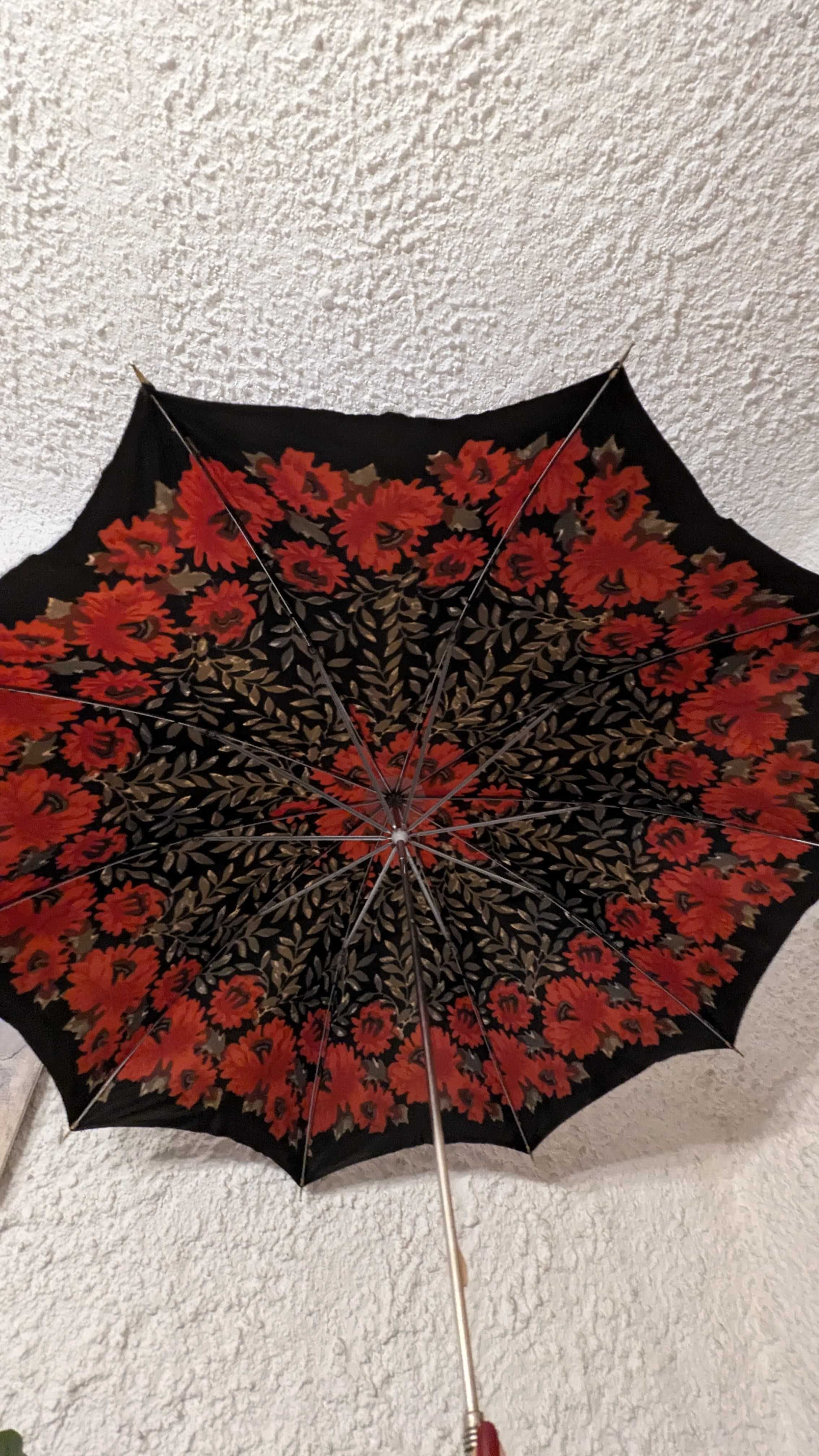 Chapéu de chuva trabalhado em metal maciço e nylon (Antigo)
