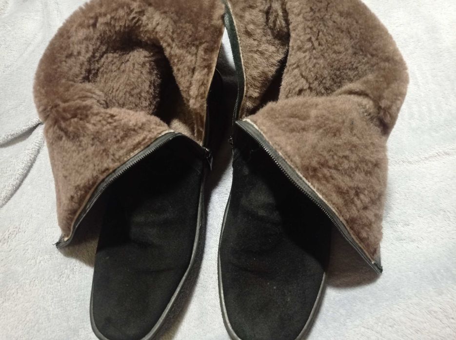 Продам зимові чоботи замшеві із натуральним хутром в середині