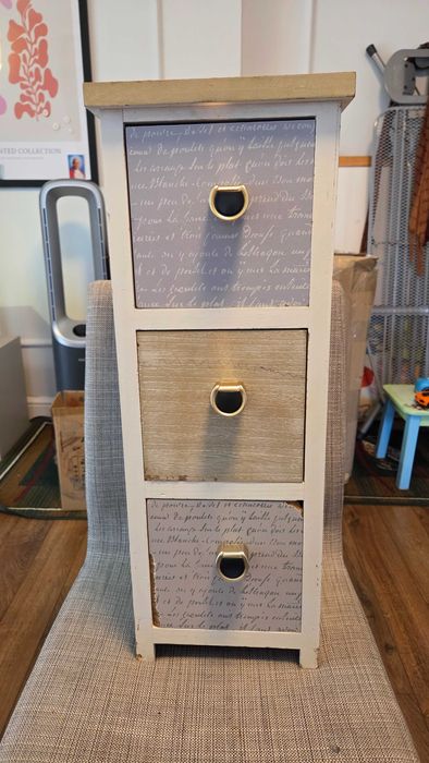 Mała komoda z 3 szufladami