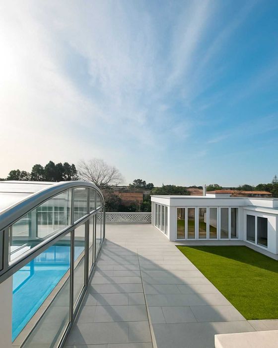 Moradia T3 de Luxo 800 m², Piscina Aquecida, Jardins, Garagem 4 Carros