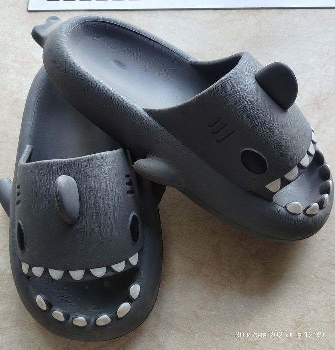 Шльопанці акула на 37,5-38 розмір