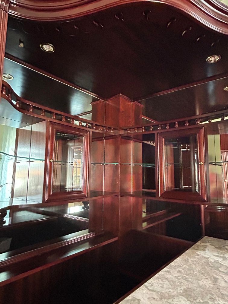 Móvel de sala com cristaleira e bar (mesa e banco)