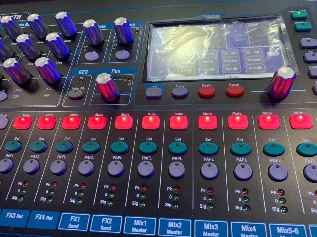 Цифровий мікшерний пульт Allen Heath Qu-16C
