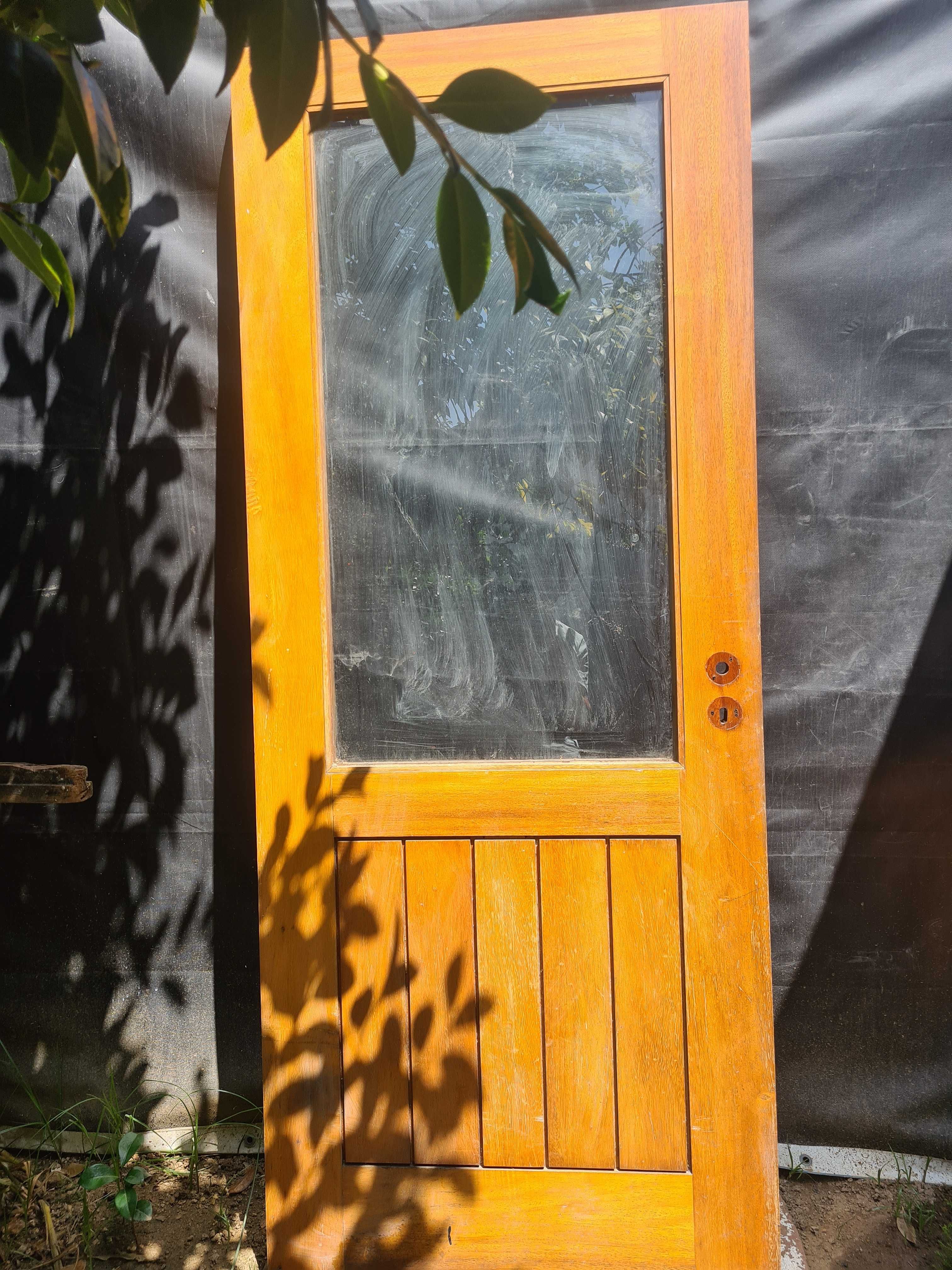 Porta maciça com vidro