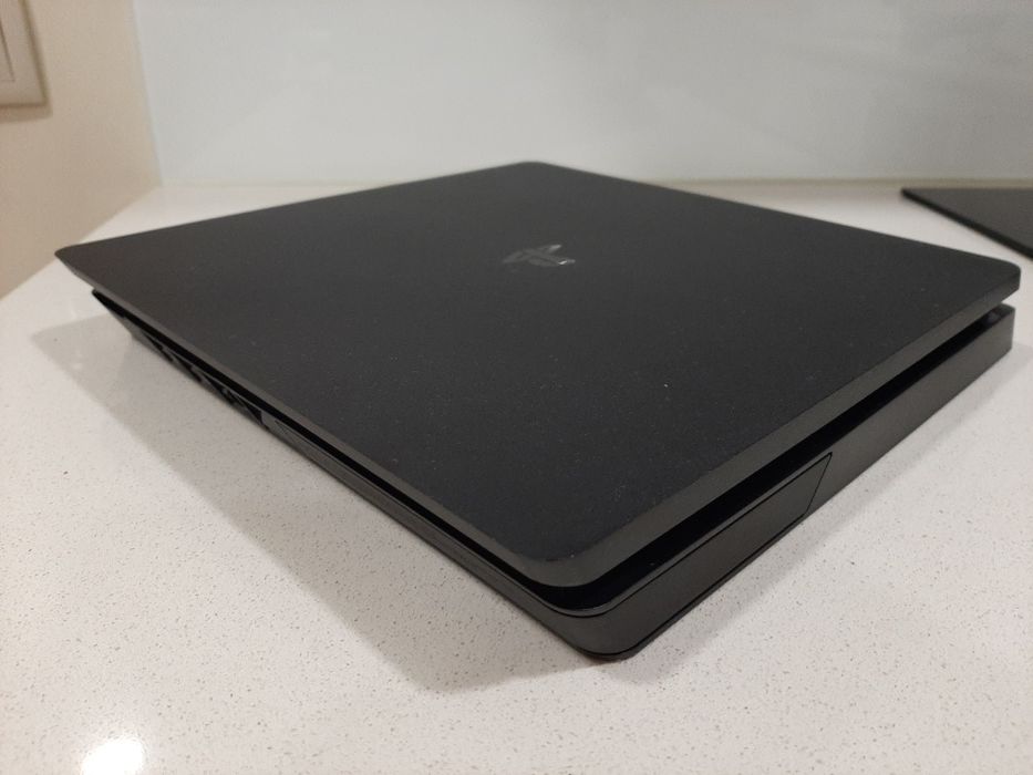 PlayStation 4 + 1 Comando + Jogos