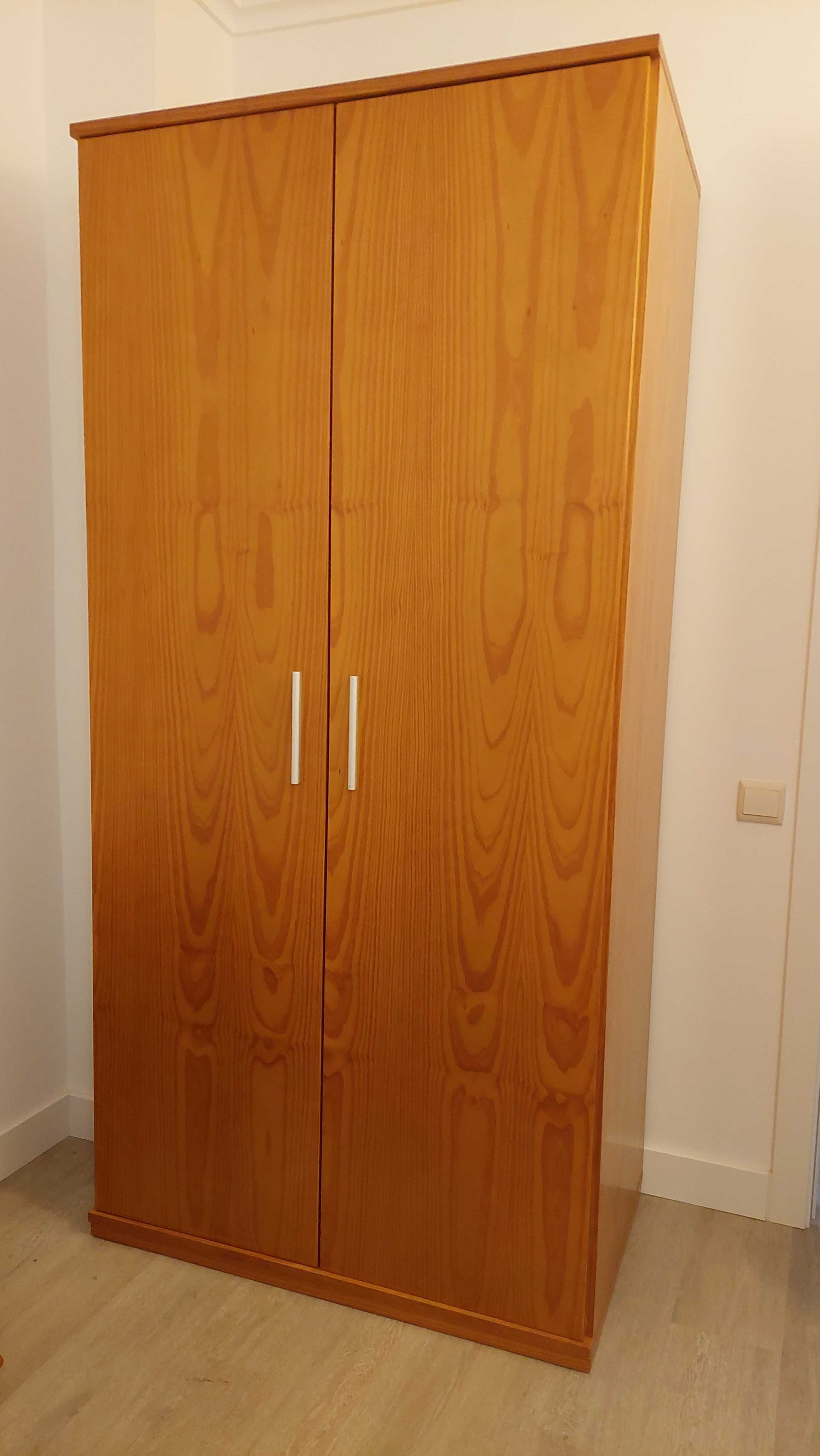 Roupeiro de duas portas
