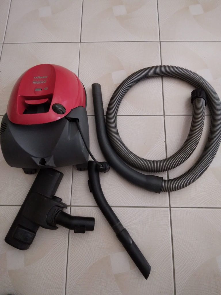 Aspirador UFESA vermelho