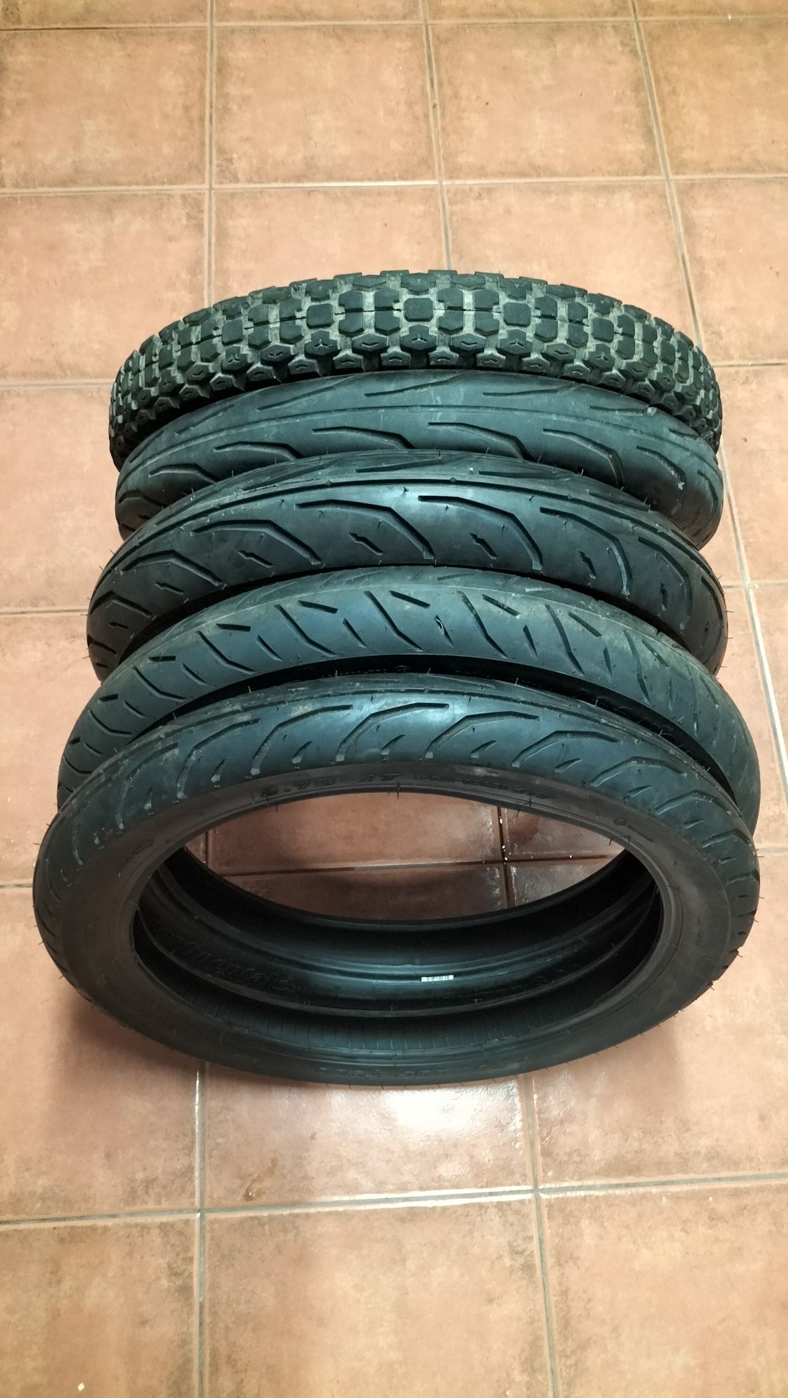 Pneus de moto novos e usados