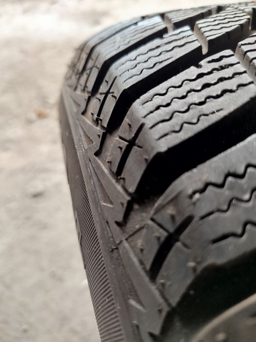 Шини зимові Goodyear 215/65 R16 98T