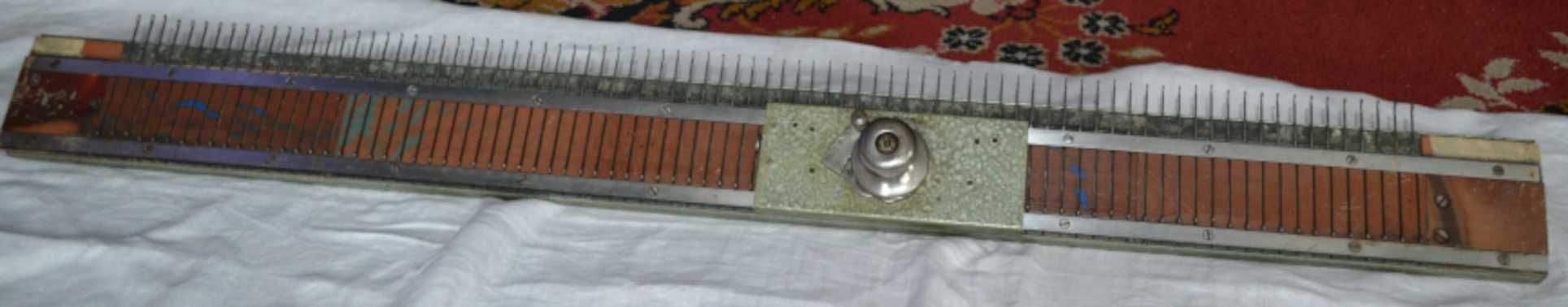 Maszyna dziewiarska (kaszubka,1965) z dodatkową szyną oraz akcesoriami