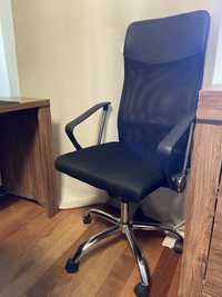 Czarne krzesło biurowe obrotowe profilowane