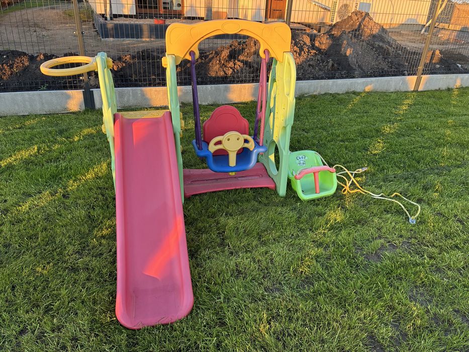 Plac zabaw dla dzieci, zjeżdżalnia, huśtawka.