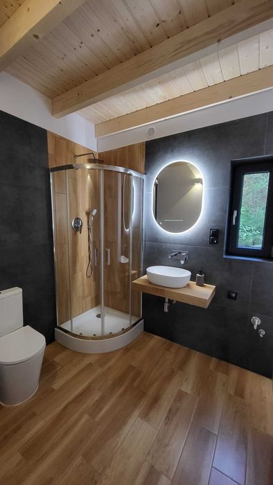 Dom w prywatnym lesie niedaleko jeziora warmińsko-mazurskie