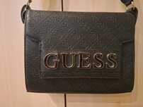 Elegancka czarna torebka z regulowanym paskiem Guess