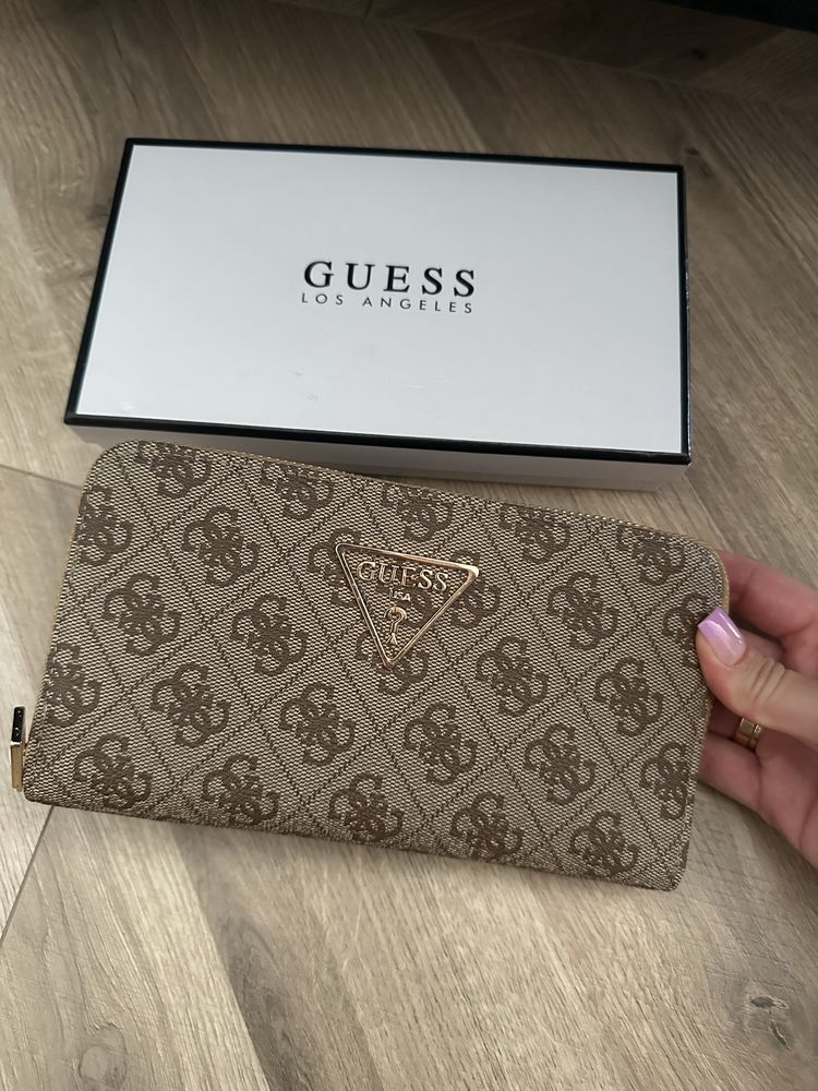 Brazowy portfel duzy guess monogram