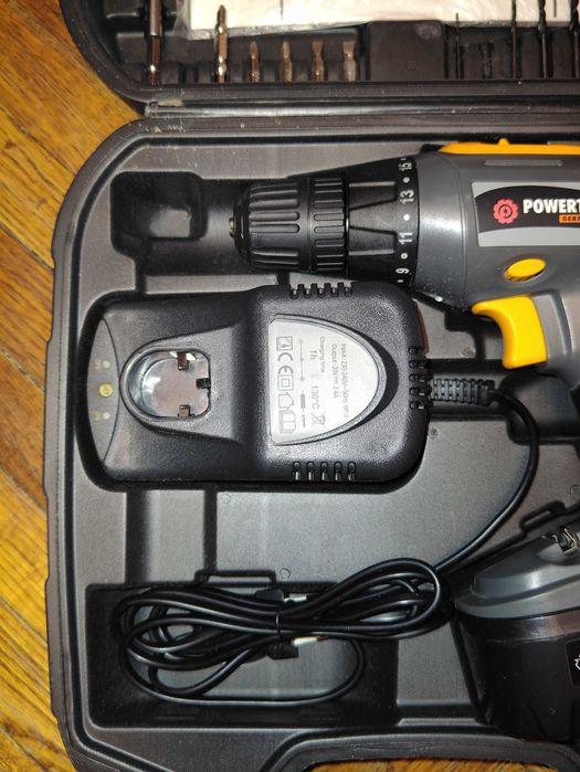 Шуруповерт  Powertec в кейсе с набором бит и свёрл