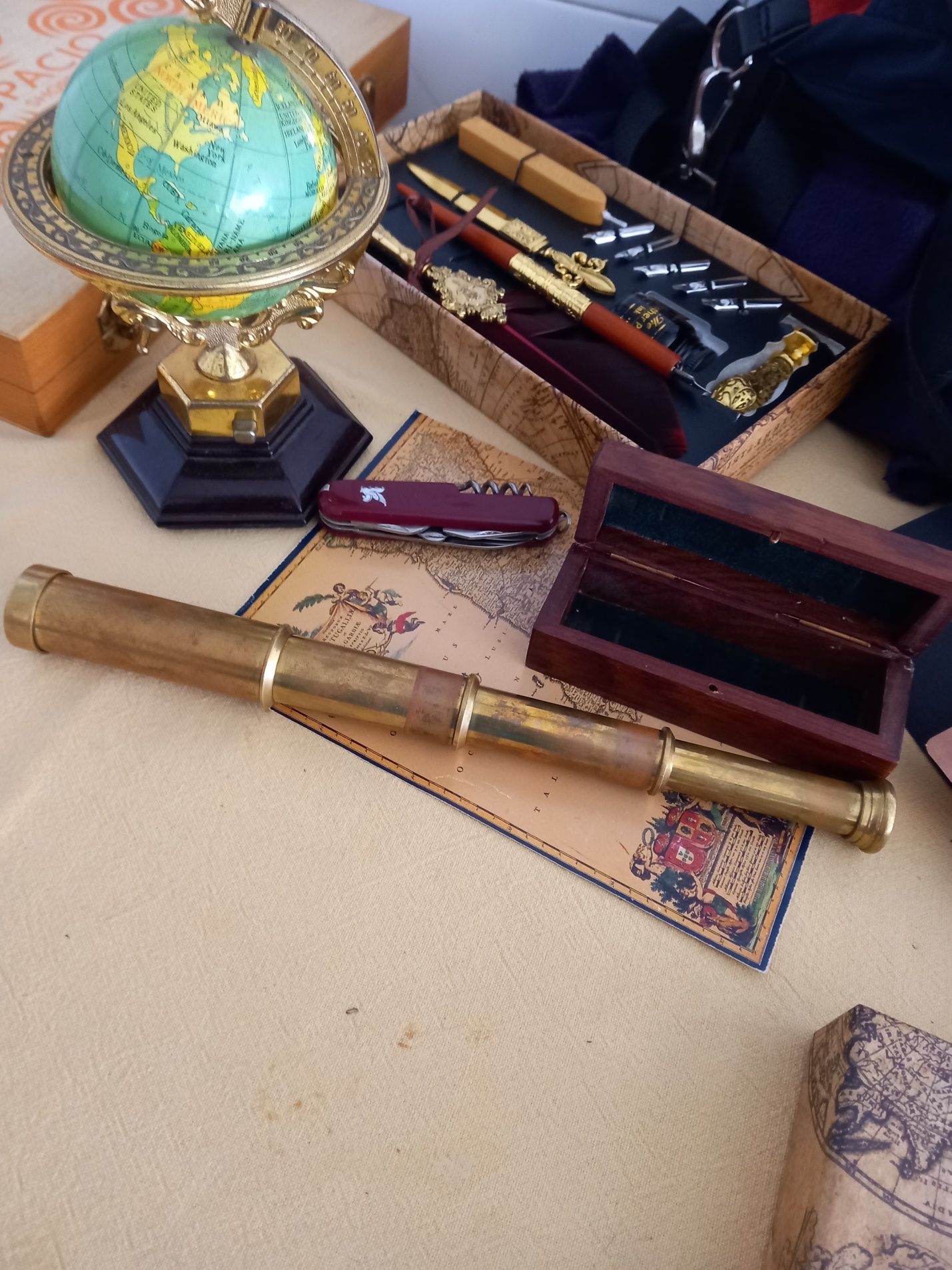 Telescópio com caixa.