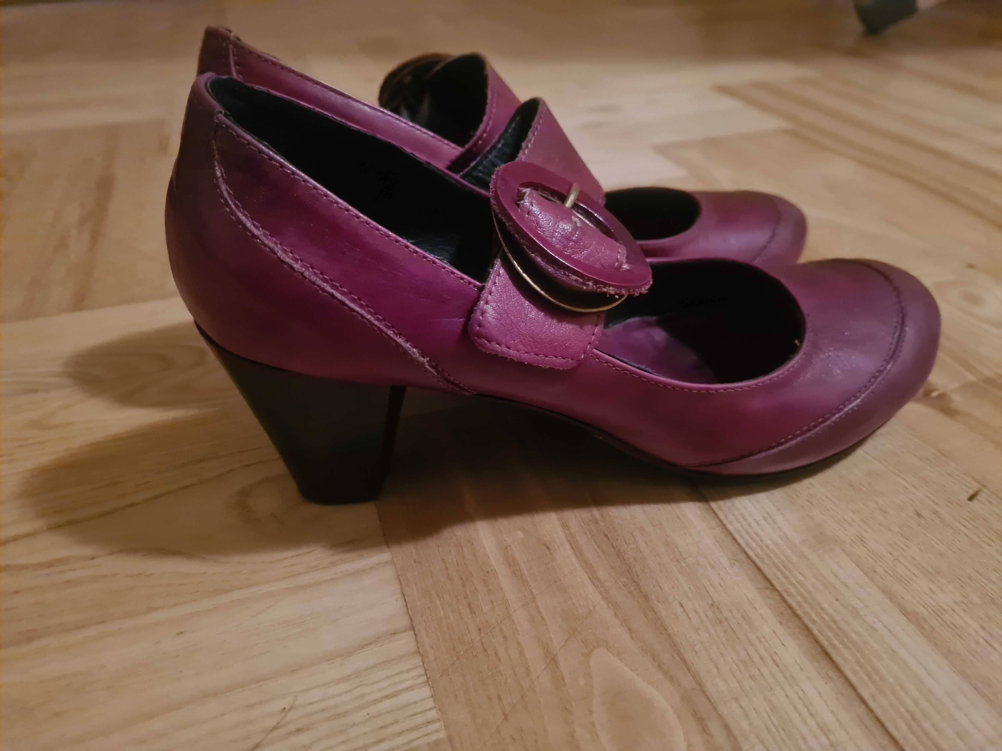 Buty damskie na obcasie 39