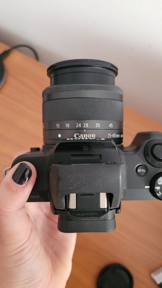 Câmara Canon M50