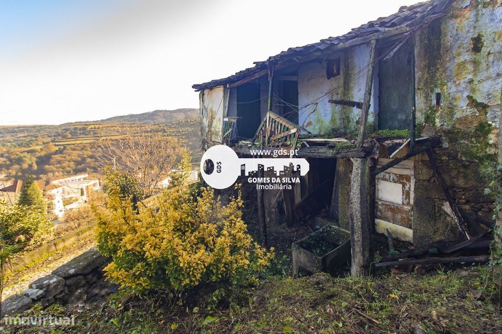 Duas moradias para recuperar com terreno de 1240m2