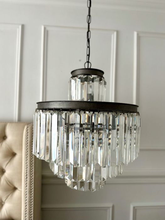 Elegancki żyrandol ze szklanymi kryształkami.