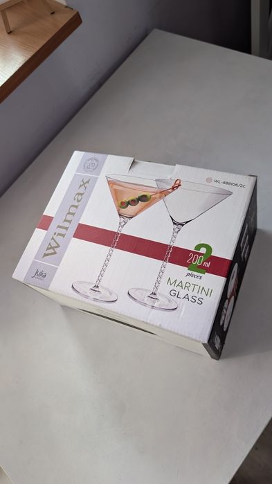 Нові  келихи для мартіні Wilmax 200 мл на тонкій довгій ніжці