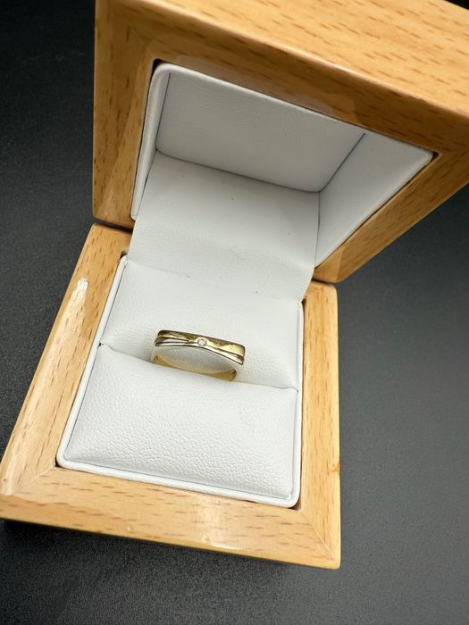 Złoty pierścionek z diamentem Apart