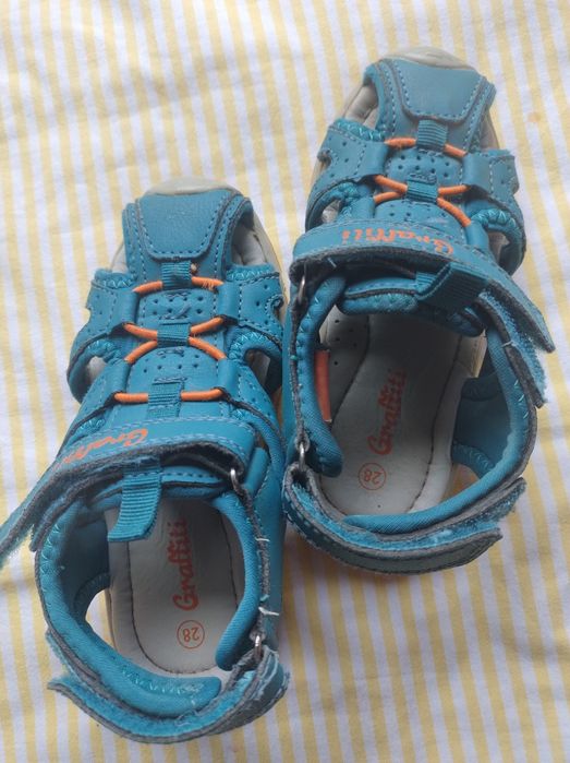 Sandały z zakrytymi czubkami Graffiti Roz 28