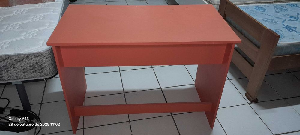 3 secretárias em diversas cores