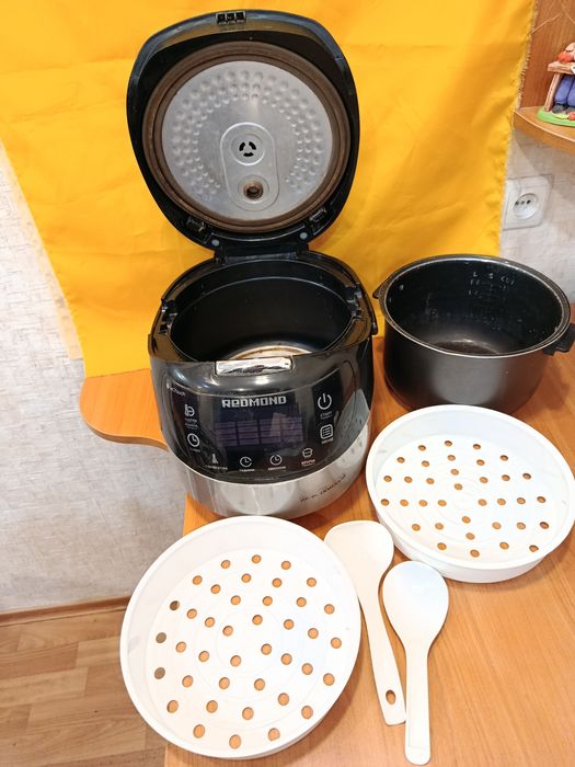 Мультиварка Redmond RMC-M90E.